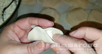 Фото приготовления рецепта: Украинские вареники с творогом - шаг 9