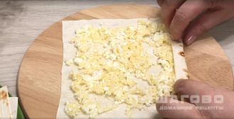 Фото приготовления рецепта: Сырные палочки из лаваша - шаг 3
