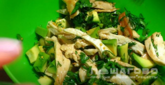 Фото приготовления рецепта: Салат с куриной грудкой авокадо и оливками - шаг 4