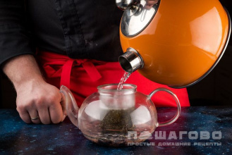 Фото приготовления рецепта: Чай с голубикой - шаг 4