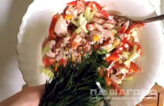 Фото приготовления рецепта: Салат с копченой курицей, овощами и кукурузой - шаг 6