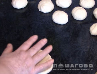 Фото приготовления рецепта: Дрожжевые пирожки с грибами в духовке - шаг 4