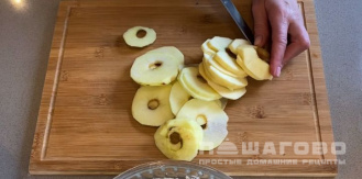 Фото приготовления рецепта: Яблочная запеканка с творогом и изюмом низкокалорийная - шаг 5
