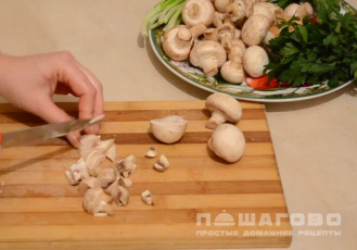 Фото приготовления рецепта: Грибной суп с картофелем и зеленью - шаг 2