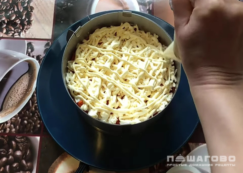Фото приготовления рецепта: Слоеный салат с курицей и корейской морковью - шаг 7