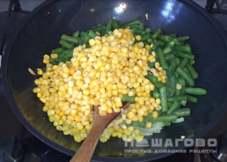 Фото приготовления рецепта: Теплый салат из зеленой фасоли - шаг 3